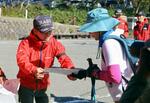 　登山客にチラシを配る消防関係者＝１３日午前、栃木県那須町