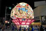 　青森県弘前市で始まった「弘前ねぷたまつり」。巨大な扇ねぷたが回転すると、沿道の観客から歓声が上がった＝１日夜