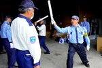 警戒棒を使った不審者制圧訓練に取り組む警備員＝１２日、鳥取市千代水１丁目