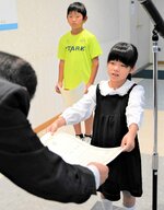 羽場恭一副市長から表彰状を受け取る入賞者＝２６日、鳥取市富安２丁目の日本海新聞ビル５階ホール