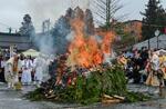 　高野山の金剛峯寺前で開かれた「高野の火まつり」＝２日午後、和歌山県高野町