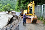 台風７号の影響で崩落した国道４８２号。復旧作業が進められている＝１７日、鳥取市佐治町余戸