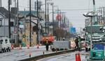 　埼玉県八潮市の県道が陥没しトラックが転落した事故現場＝２日午前１０時２３分