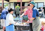 施設敷地内でバーベキューをして交流を深める子どもや職員、地域住民ら＝大山町名和