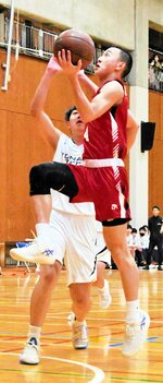 男子決勝・鳥取城北－米子工　鳥取城北は第２クオーター、蓑原（４）がゴール下に切り込んでシュートを決め、４４－１０と突き放す＝あやめ池スポーツセンター