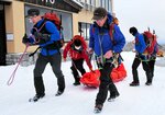 雪崩事故の現場に向かう琴浦大山署員ら＝昨年３月、大山町大山