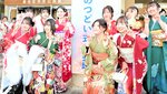 久しぶりに再会した友人らと記念写真を撮る出席者ら＝１２日、香美町の香住区中央公民館