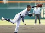 　掛川西戦に先発した岡山学芸館・丹羽＝甲子園