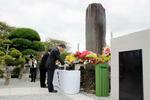 　朝鮮人犠牲者の追悼式で焼香する参列者＝３日午前、千葉県船橋市の馬込霊園