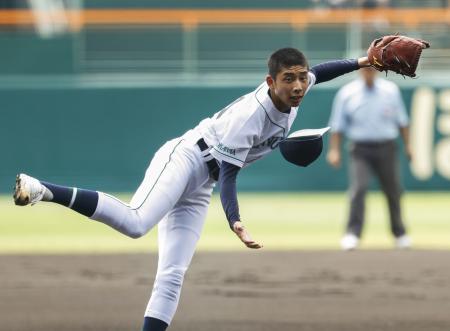 　掛川西戦に先発した岡山学芸館・丹羽＝甲子園