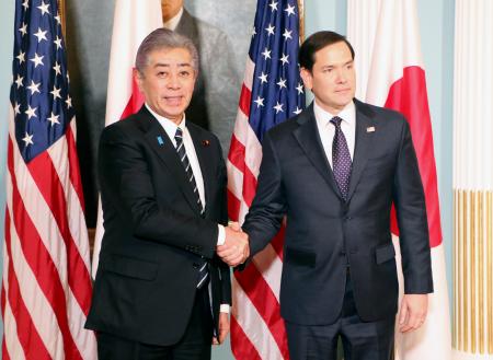 　米国のルビオ国務長官（右）と握手する岩屋外相＝２１日、米ワシントン（共同）