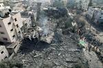 　６日、パレスチナ自治区ガザ中部で、イスラエルによって破壊された家屋の跡に集まる人々（ロイター＝共同）