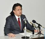 　記者会見する政治団体「つばさの党」幹部の杉田勇人氏＝２５日午後、千葉市役所