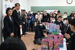 サプライズで登場し、卒業生へエールを送る阿部さん（左）＝１１日、南部町天萬の南部中