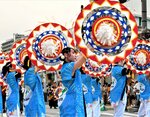 猛暑の中、涼やかな鈴の音を響かせながら華麗に舞う踊り子ら＝１４日、鳥取市の若桜街道