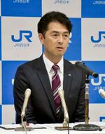 　山口市内で記者会見するＪＲ西日本の広岡研二広島支社長＝２３日午前