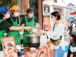 会場に設けられた試食コーナー＝１９日、香美町香住区三谷のトキワ