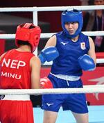 　女子５４キロ級１回戦　ネパール選手に判定勝ちした木下鈴花（右）＝杭州（共同）