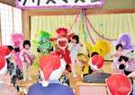 「ももいろクロおばあＺ」のメンバーと子どもたちが触れ合う様子を見守る利用者ら＝２１日、新温泉町二日市の浜坂デイサービスセンター