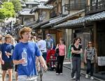 　京都・清水寺周辺を散策する外国人観光客ら＝２０２４年４月