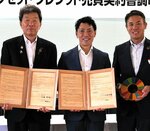 協定書を披露する嶋袋社長（中央）と加藤組合長（左）