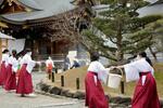 　大神神社の初期消火訓練で、バケツリレーする巫女ら＝２７日午後、奈良県桜井市