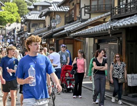 　京都・清水寺周辺を散策する外国人観光客ら＝２０２４年４月