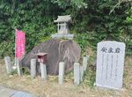 伯耆一宮（倭文神社）の「安産岩」＝２０２４年９月14日、湯梨浜町宮内