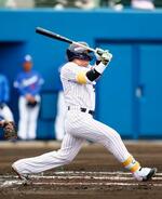 　中日との練習試合で二塁打を放つヤクルト・村上＝浦添