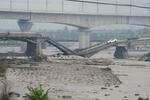 　豪雨の影響で崩落した橋＝２日、北京（共同）