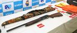 　押収した散弾銃など＝２３日午後、愛知県警東海署