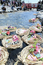 川面を彩った用瀬の流しびな＝２２日、鳥取市用瀬町の千代川