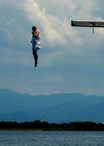 　「伊崎の棹飛び」で、琵琶湖に向かって飛び込む僧侶＝１日午後、滋賀県近江八幡市