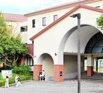 奨学金をもらいながら大学に通う学生は、卒業後の返済に不安を感じている＝２１日、倉吉市福庭の鳥取看護大・鳥取短期大