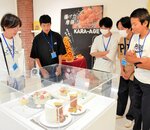 本物そっくりの食品サンプルに見入る来館者ら