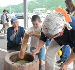 生誕祭で餅つき体験を楽しむ家族連れ