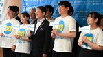 平井知事（中央）に団体設立を報告した学生ら＝３０日、鳥取県庁