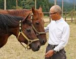 　競走馬を引退した２頭の世話をする元調教師の栗林信文さん＝１０月３日、福島県鮫川村