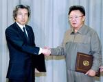 　２００２年９月、日朝平壌宣言の署名を終え、握手する小泉首相（左）と金正日総書記＝平壌の百花園迎賓館（共同）