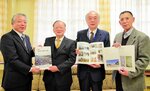 和田校長（左端）に写真集を贈った福井会長（右端）ら