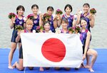 女子エイトで銀メダルを獲得した日本チーム。後列左から２番目が冨田＝２５日、杭州（共同）