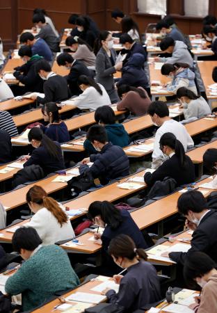 　大学入学共通テストに臨む受験生＝１８日午前、東京都文京区の東大