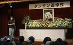 　神戸市立王子動物園で営まれた雌のジャイアントパンダ「タンタン」の追悼式であいさつする飼育員の梅元良次さん＝１０日午後
