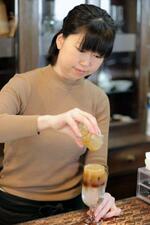 　奈良県大淀町でカフェ「Ｓｔｒａｙ　Ｃａｔ」を経営する酒井彩子さん＝３月