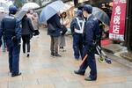 　東大寺南大門近くの事故現場付近で、状況を確認する警察官＝２５日午前、奈良市