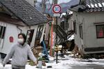 　石川県輪島市で、１階部分が押しつぶされ倒壊した家屋＝２７日午前