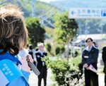 街頭演説をする島根１区候補者＝２５日、松江市内