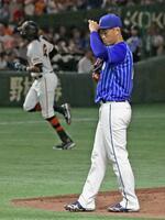 　１回、巨人・ブリンソン（奥）に満塁本塁打を浴びたＤｅＮＡ・石田＝東京ドーム