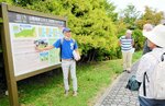 地質・地形と但馬牛の関係を解説する川村教授（左）＝新温泉町丹土の県立但馬牧場公園