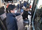 　石川県白山市への集団避難で、バスに乗り込む中学生＝１７日午前、石川県輪島市